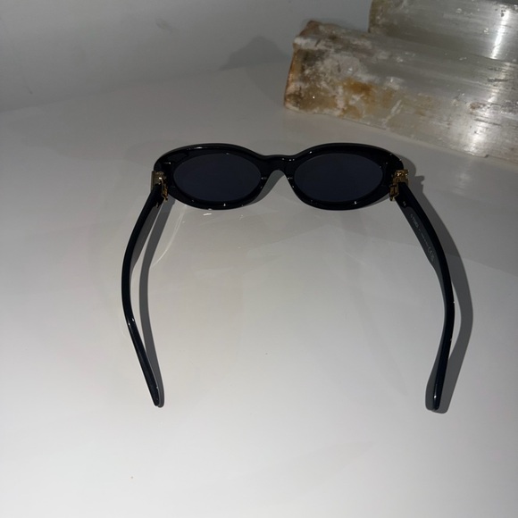 Fendi Black Sunglasses with Gold Details - Picture 5 of 7